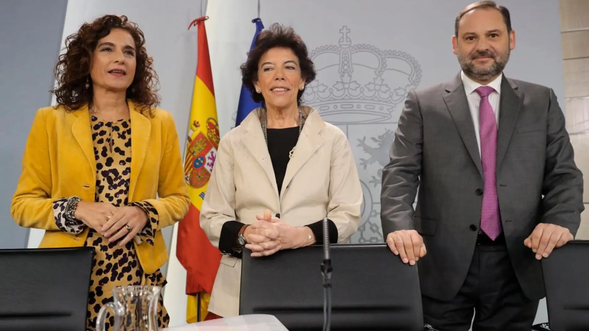 La ministra de Hacienda, Maria Jesus Montero; la portavoz del Gobierno, Isabel Celaá; y el ministro de Fomento, José Luis Ábalos