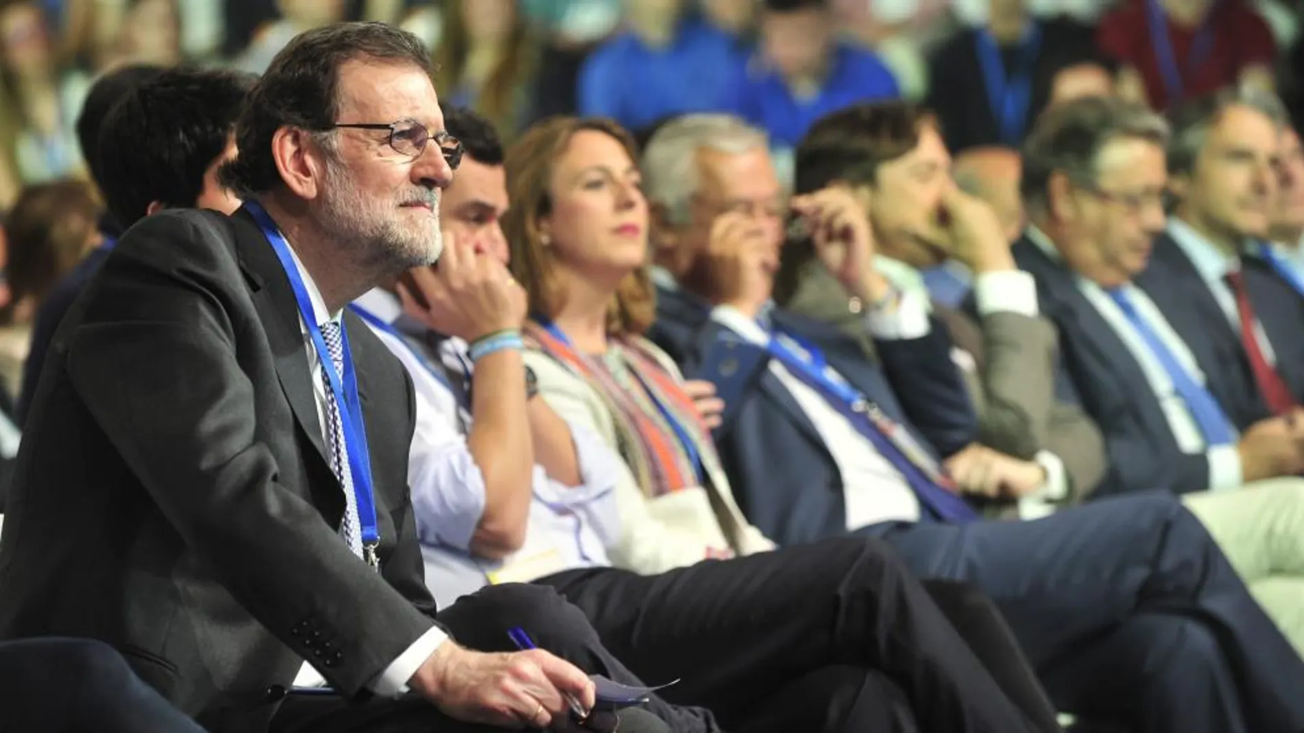 Rajoy, con Juanma Moreno, Javier Arenas y Juan Ignacio Zoido, entre otros, al fondo