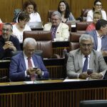 La oficina anticorrupción fue una promesa electoral de Susana Díaz, a la izquierda de la imagen en primer término, que intentó poner en marcha el departamento que capitaneó María Jesús Montero, a la derecha (Foto: Manuel Olmedo)