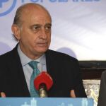 Jorge Fernández Díaz, durante su visita ayer a Cambrils (Tarragona) para apoyar al cabeza de lista por Tarragona del PP, Alejandro Fernández