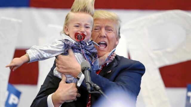 Trump muestra a un niño al que ha alzado de entre sus seguidores en un acto en Nueva Orleans
