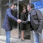Rajoy saluda a un conocido en uno de sus viajes a Pontevedra