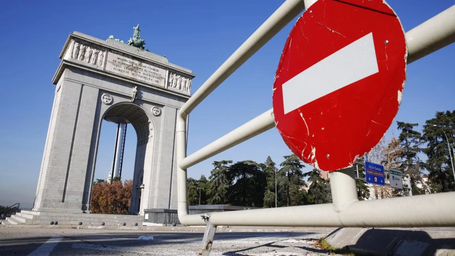 El informe también propone una modificación de la leyenda y de los signos externos del Arco de la Victoria