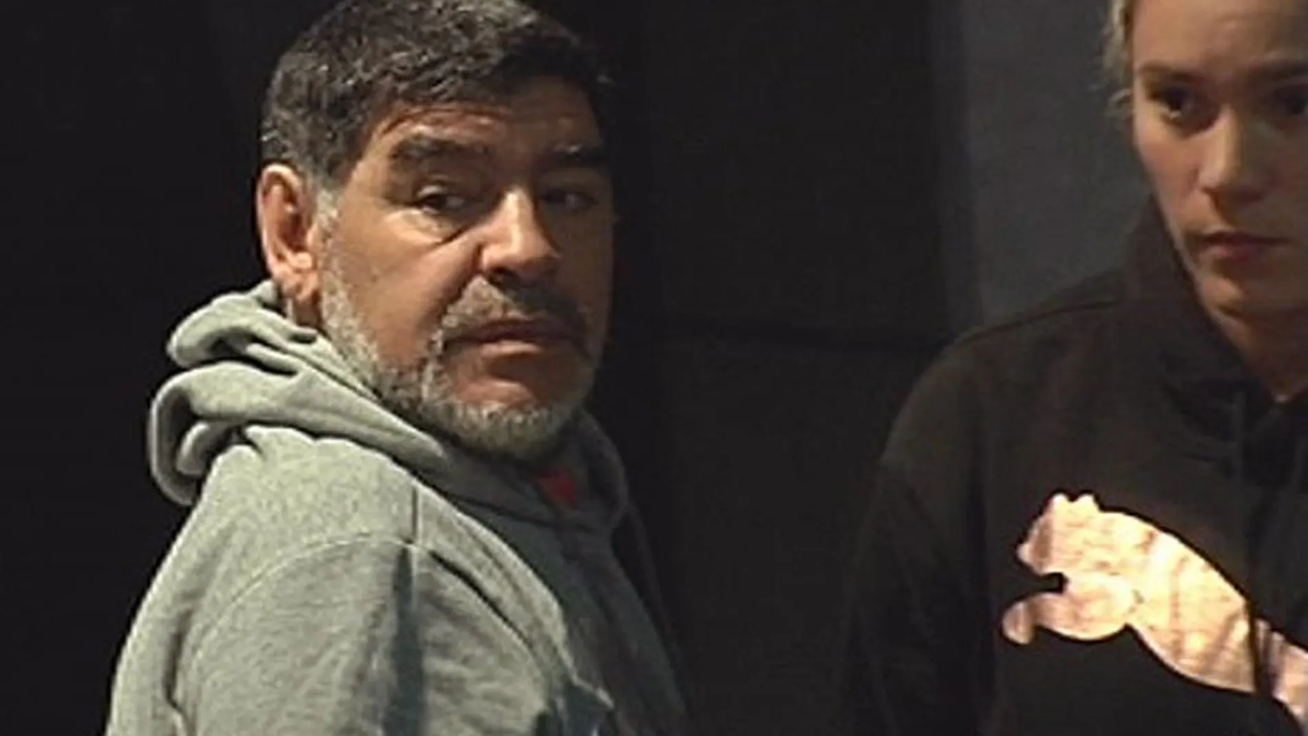 Diego Armando Maradona junto a su novia Rocío Oliva en el hotel de Madrid donde se hospeda.