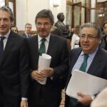 Los ministros, de Fomento, Íñigo de la Serna (i); de Justicia, Rafael Catalá (c), y del Interior, Juan Ignacio Zoido (d), en los pasillos del Congreso