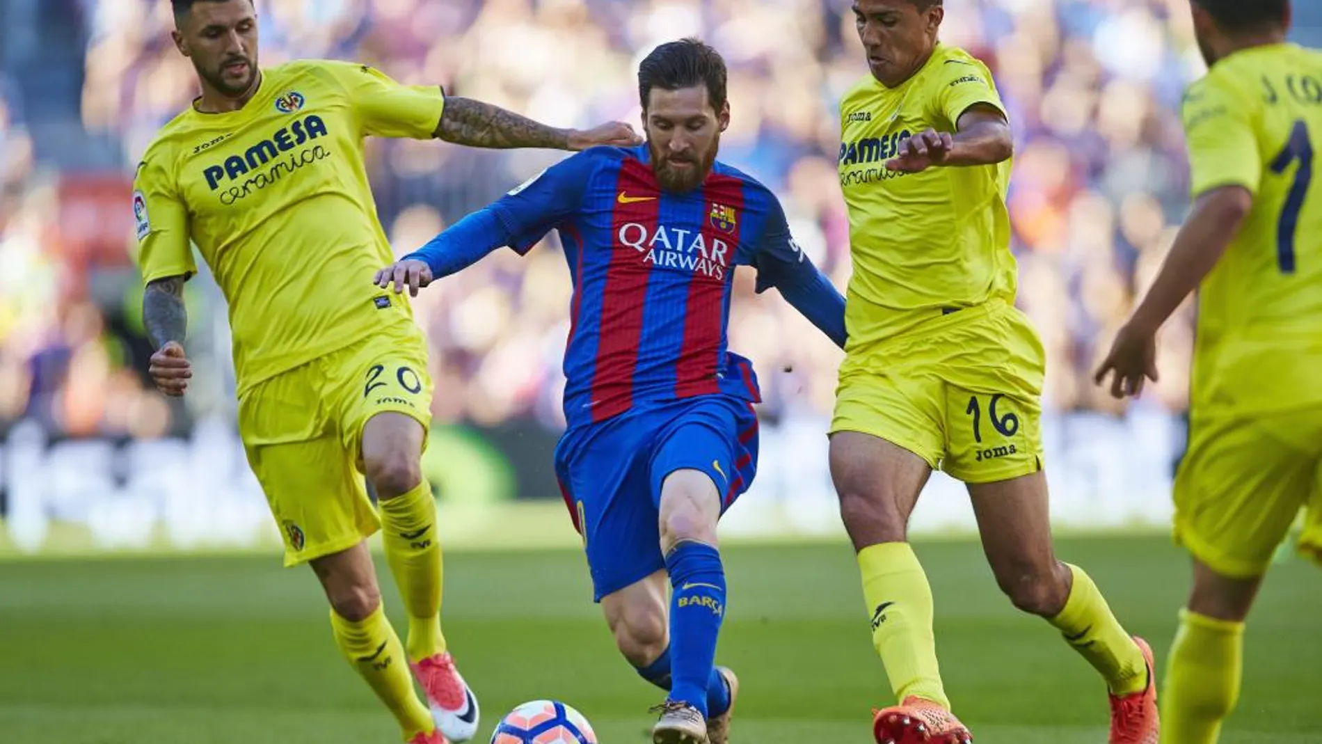 El delantero argentino del FC Barcelona Lionel Andrés Messi con el balón ante los jugadores del Villareal, el italiano RobertoSoriano y Rodrigo Hernández Cascante