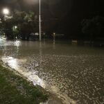 Las olas han inundado la Avenida Barrié de la Maza, en A Coruña, cuando el frente que ha traido a Galicia fuertes vientos y lluvia ha coincidido con la pleamar