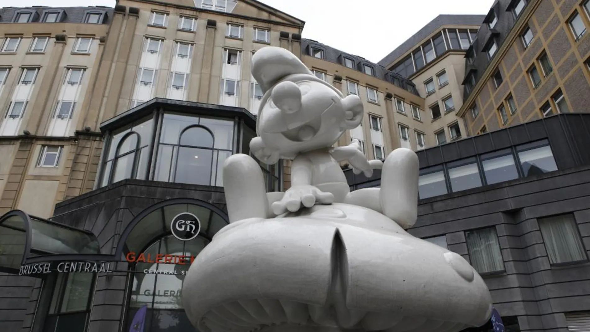 La escultura de un pitufo más grande del mundo, de cinco metros y nueve toneladas, ubicada en la entrada del Museo de Figuritas Originales (MOOF), en Bruselas