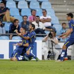 Álvaro Vázquez celebra con sus compañero el primer gol de su equipo