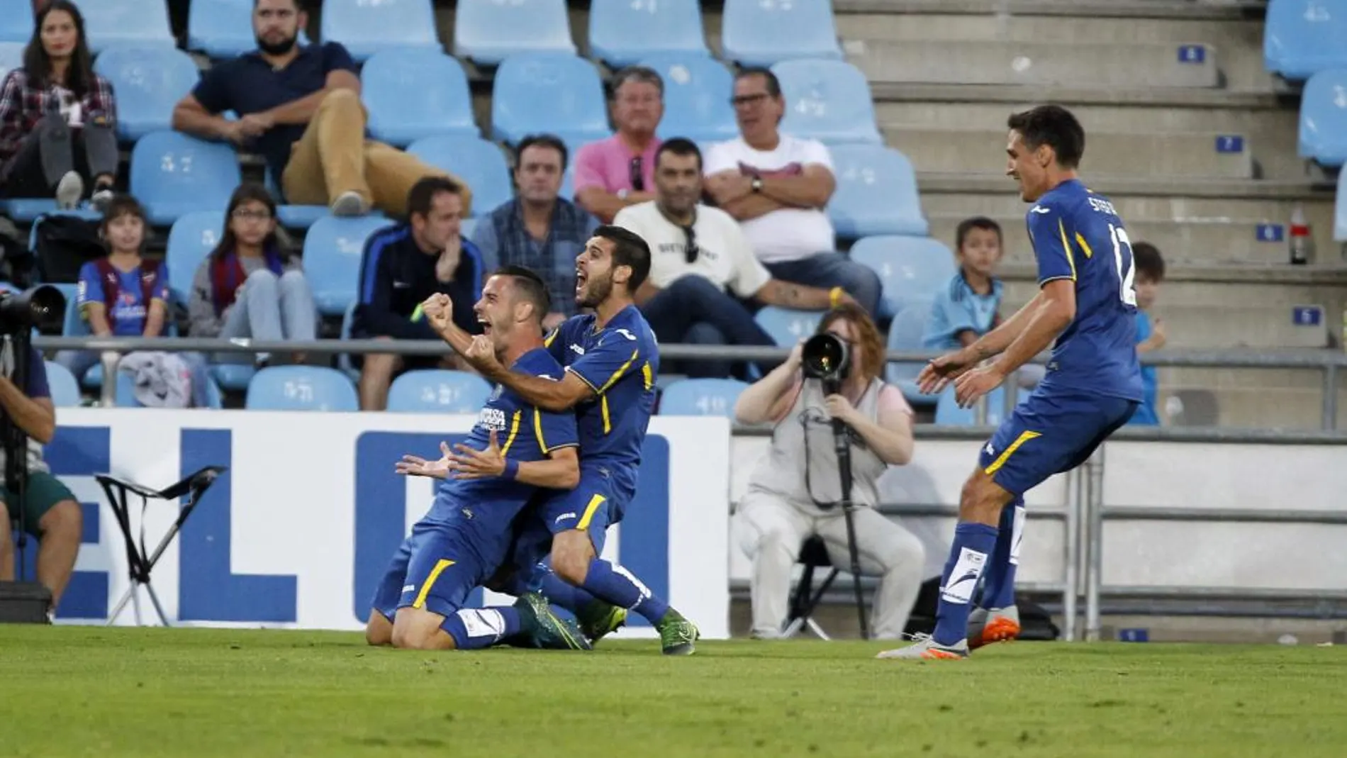 Álvaro Vázquez celebra con sus compañero el primer gol de su equipo