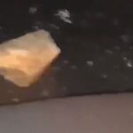 Captura del vídeo colgado por el piloto en la que se ve la piedra