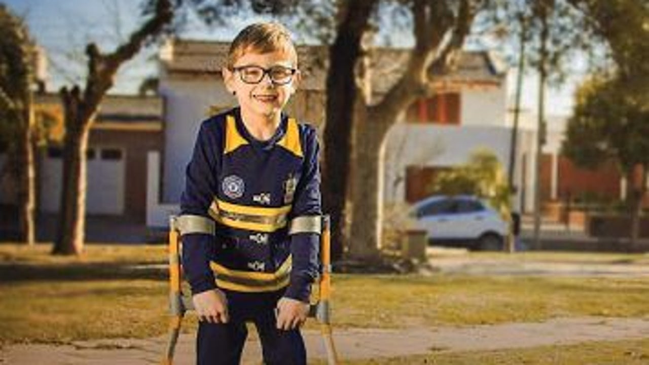Un niño con parálisis cerebral logra caminar por primera vez gracias a sus compañeros de clase Un niño con parálisis cerebral logra caminar por primera vez gracias a sus compañeros de clase