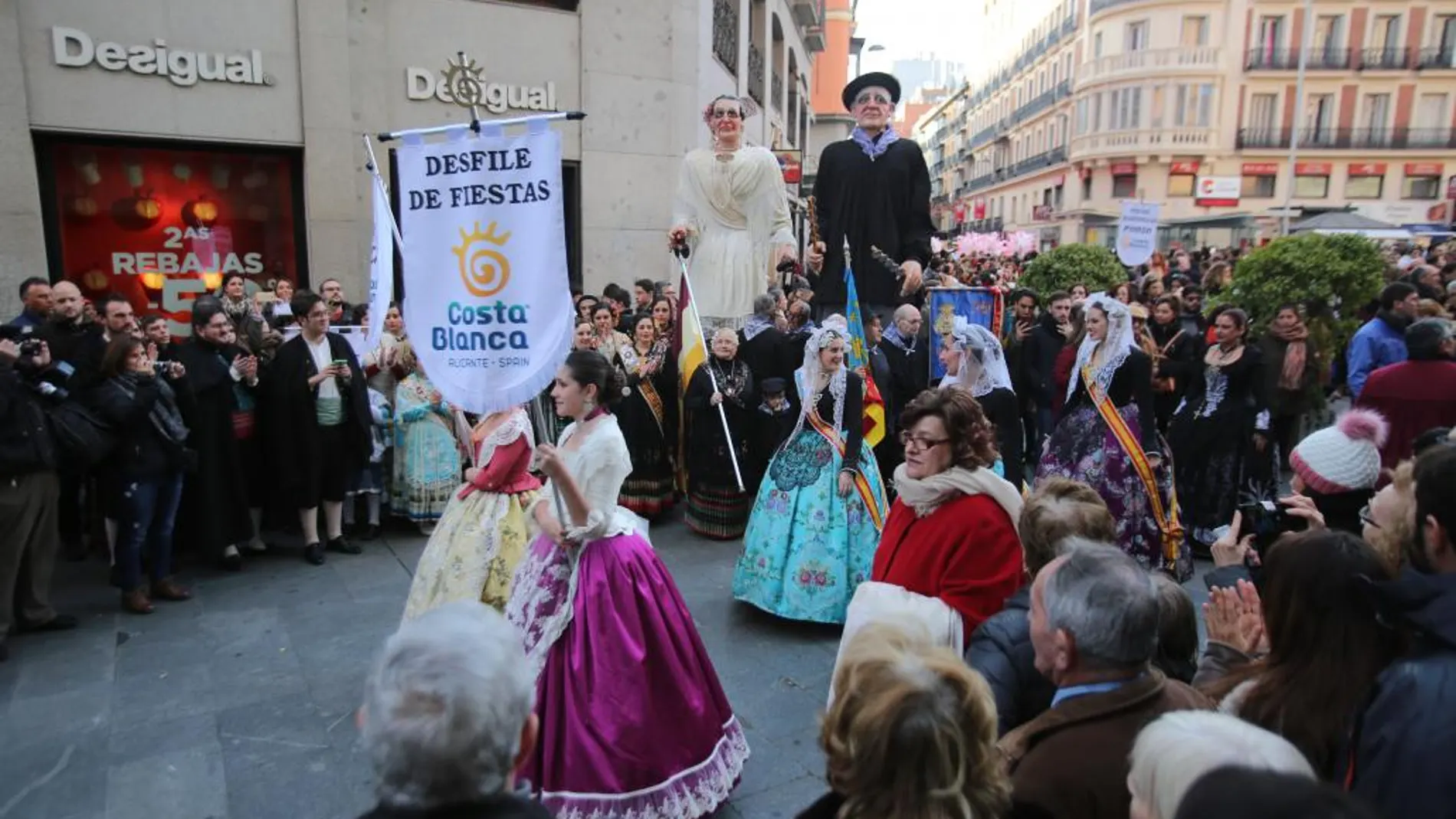 El público vibró con las fiestas alicantinas