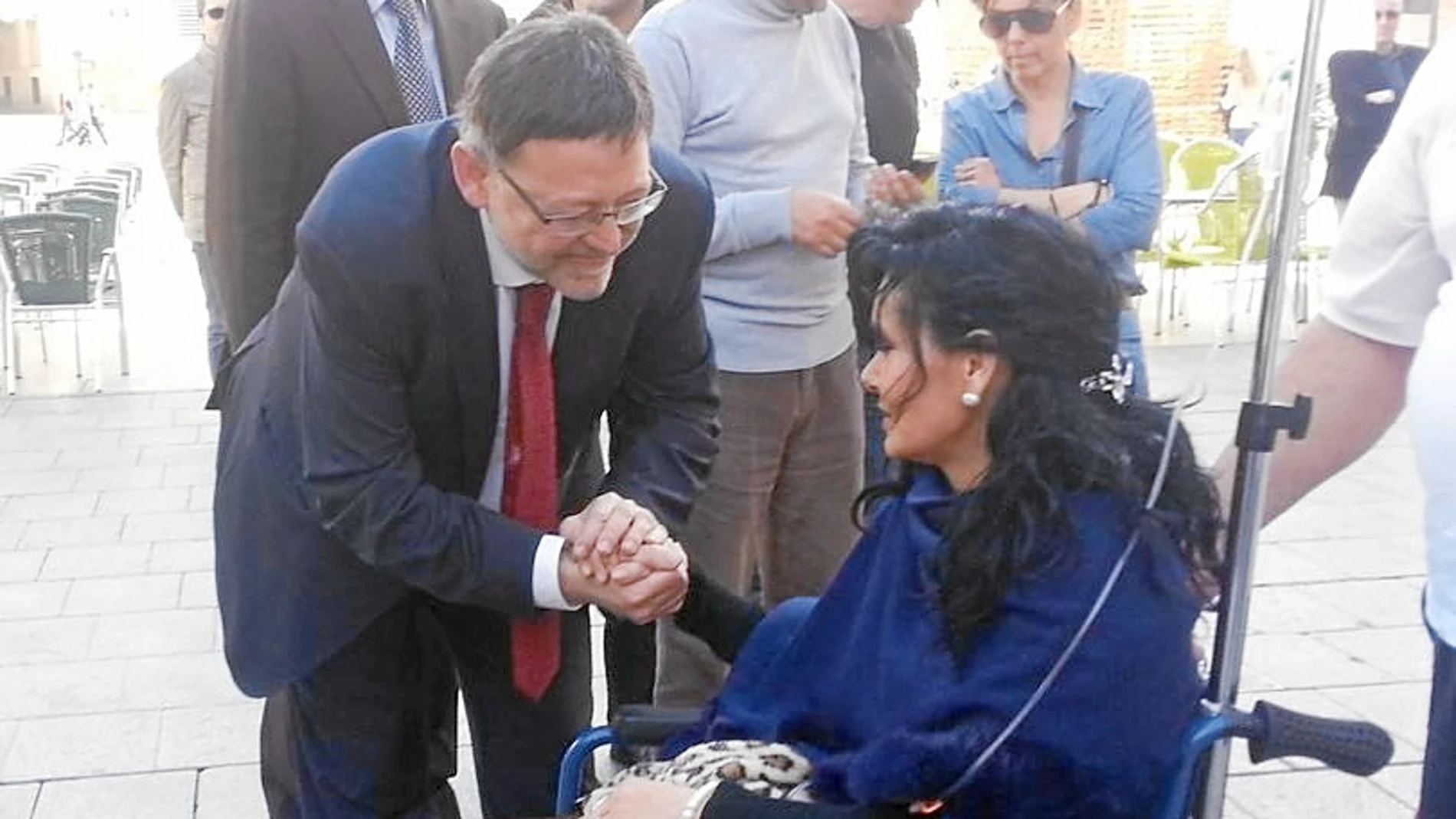 Puig volvió ayer a visitar a la discapacitada encadenada en el Palau