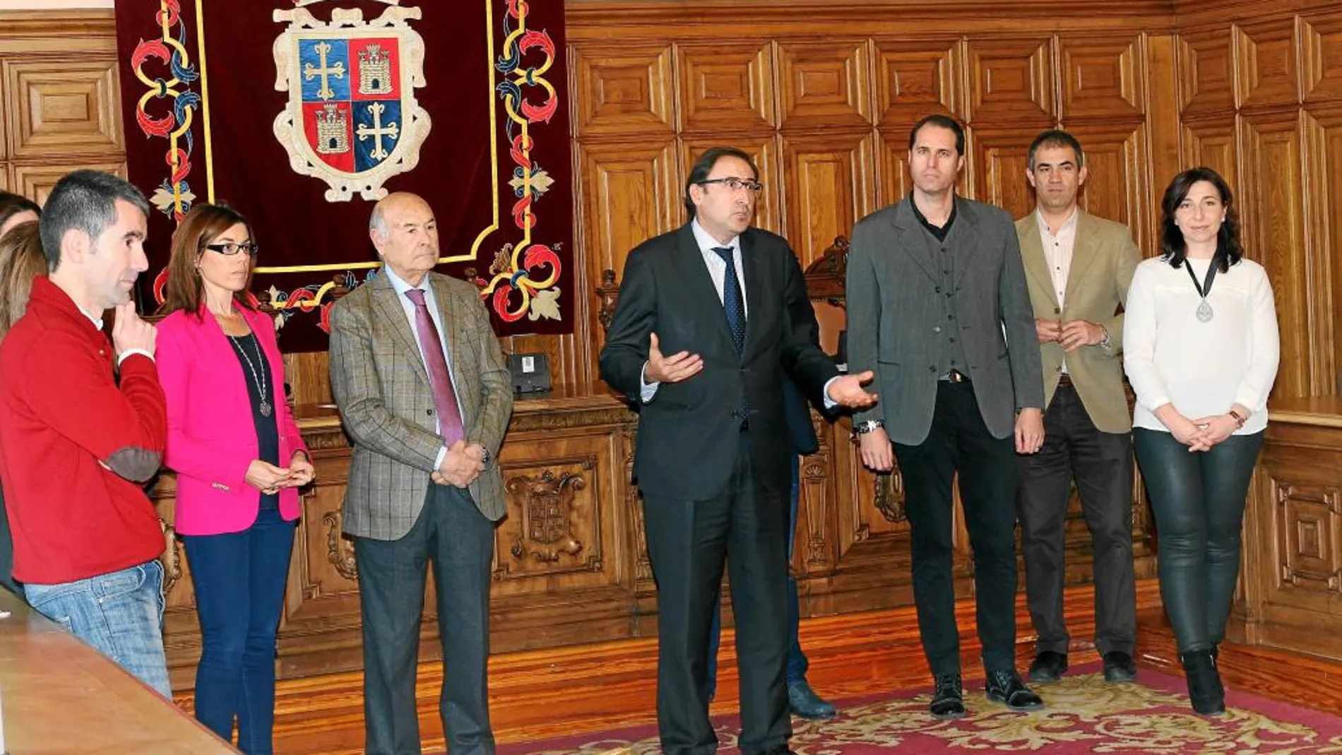 El alcalde de Palencia, Alfonso Polanco, interviene en la entrega de los diplomas, en presencia del presidente de la Cámara de Comercio palentina, Vicente Villagrá, y de alumnos participantes