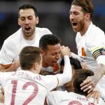 Los jugadores de España felicitan a Deulofeu después de marcar el segundo gol ante Francia
