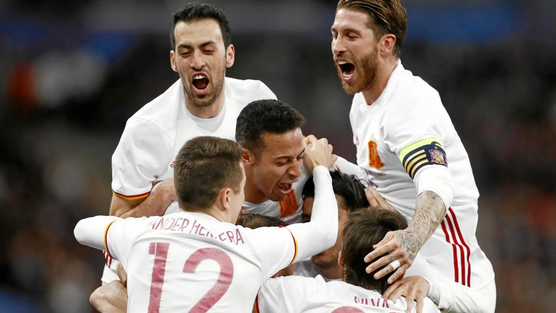 Los jugadores de España felicitan a Deulofeu después de marcar el segundo gol ante Francia