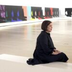 Dos mujeres conversan ante varias de las obras que pueden contemplarse en la exposición "Andy Warhol: Sombras"