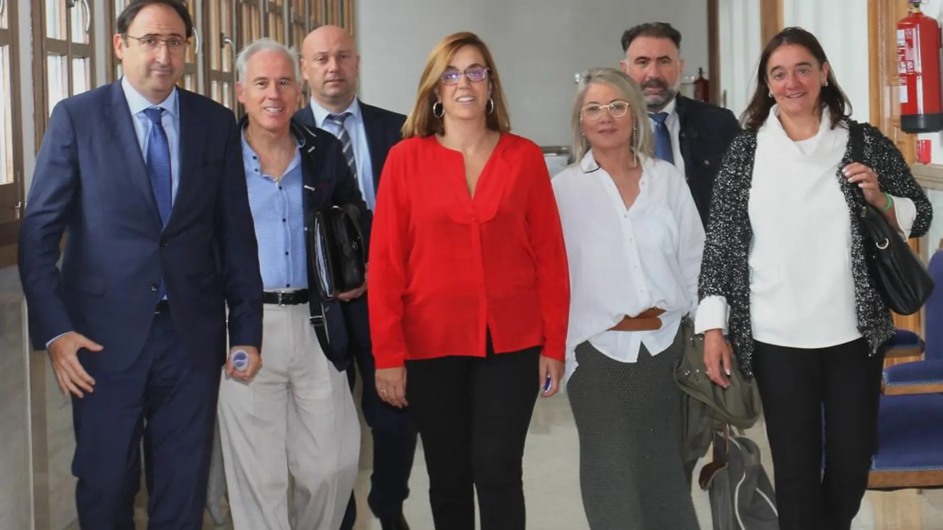 La presidenta Ángeles Armisén junto a los alcaldes de la capital y los municipios, antes de presentar las nuevas líneas de autobús