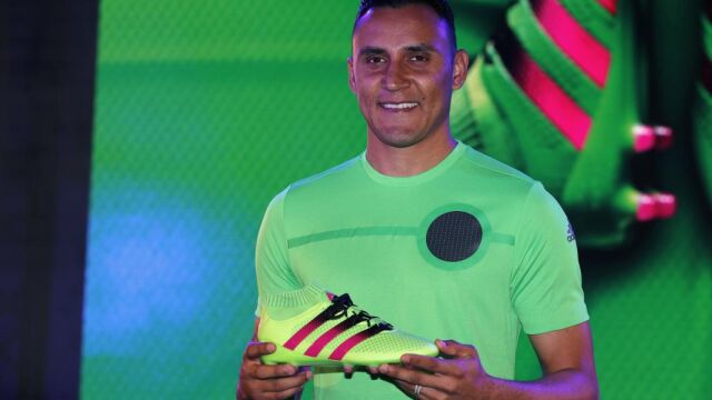El portero costarricense del Real Madrid Keylor Navas posa durante la presentación de sus botas, en un acto celebrado hoy en el Museo del Ferrocarril, en Madrid