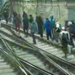 Un grupo de grafiteros captados por una cámara de seguridad del metro antes de un ataque