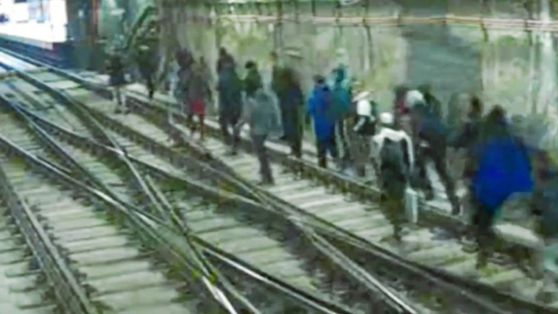 Un grupo de grafiteros captados por una cámara de seguridad del metro antes de un ataque