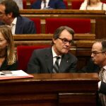 El presidente de la Generalitat en funciones, Artur Mas, junto a su vicepresidenta, Neus Munté (i), conversa con el portavoz de Junts pel Si, Jordi Turull