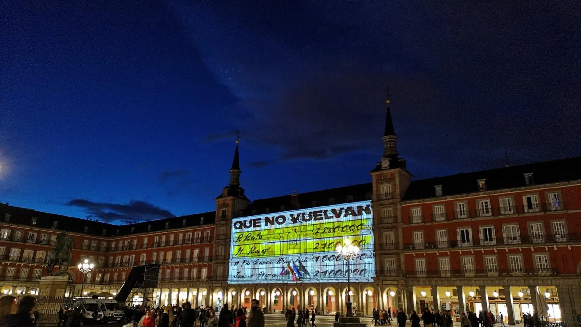 La Plaza Mayor se ha iluminado esta noche con imágenes de gran formato de los conocidos como "papeles de Bárcenas"