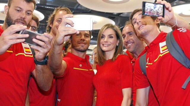 Los chicos del hockey hierba se hacen un «selfie» con Doña Letizia