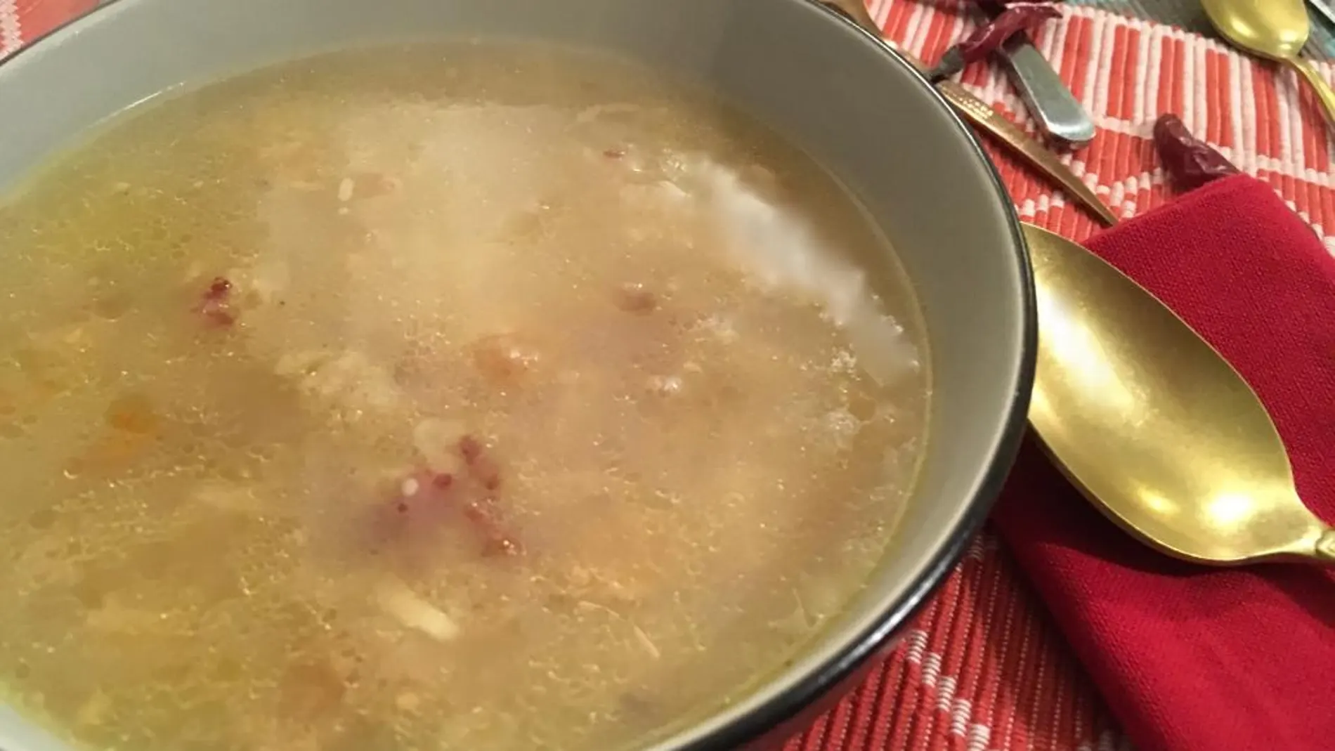 Sopa reconstituyente de ajo y jamón