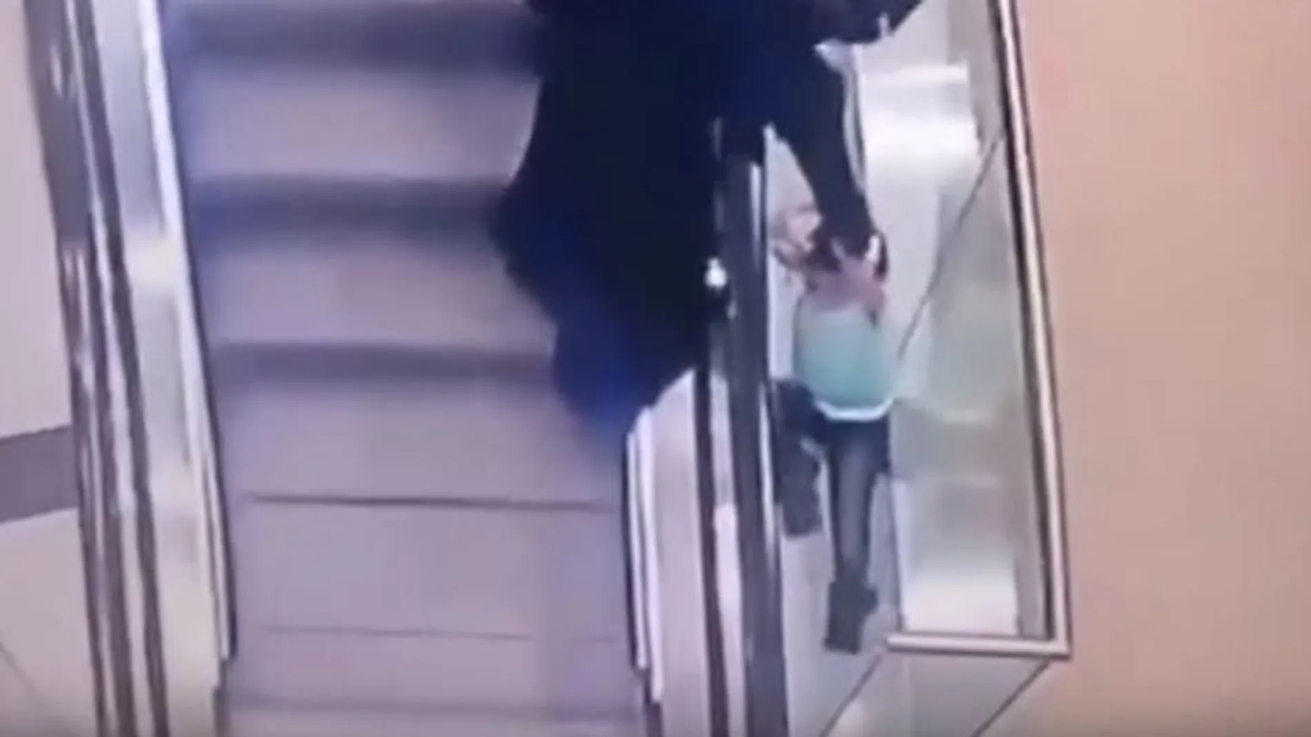 Una niña sobrevive tras precipitarse desde una escalera mecánica