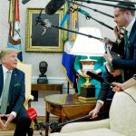 Donald Trump habla con los reporteros durante su encuentro con el primer ministro irlandés, ayer