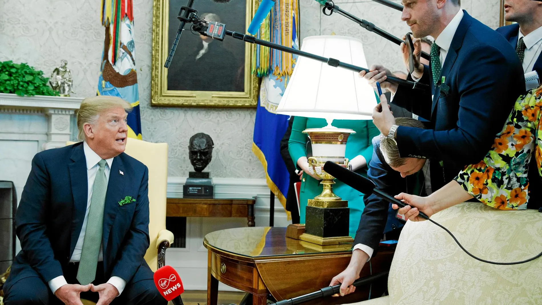 Donald Trump habla con los reporteros durante su encuentro con el primer ministro irlandés, ayer