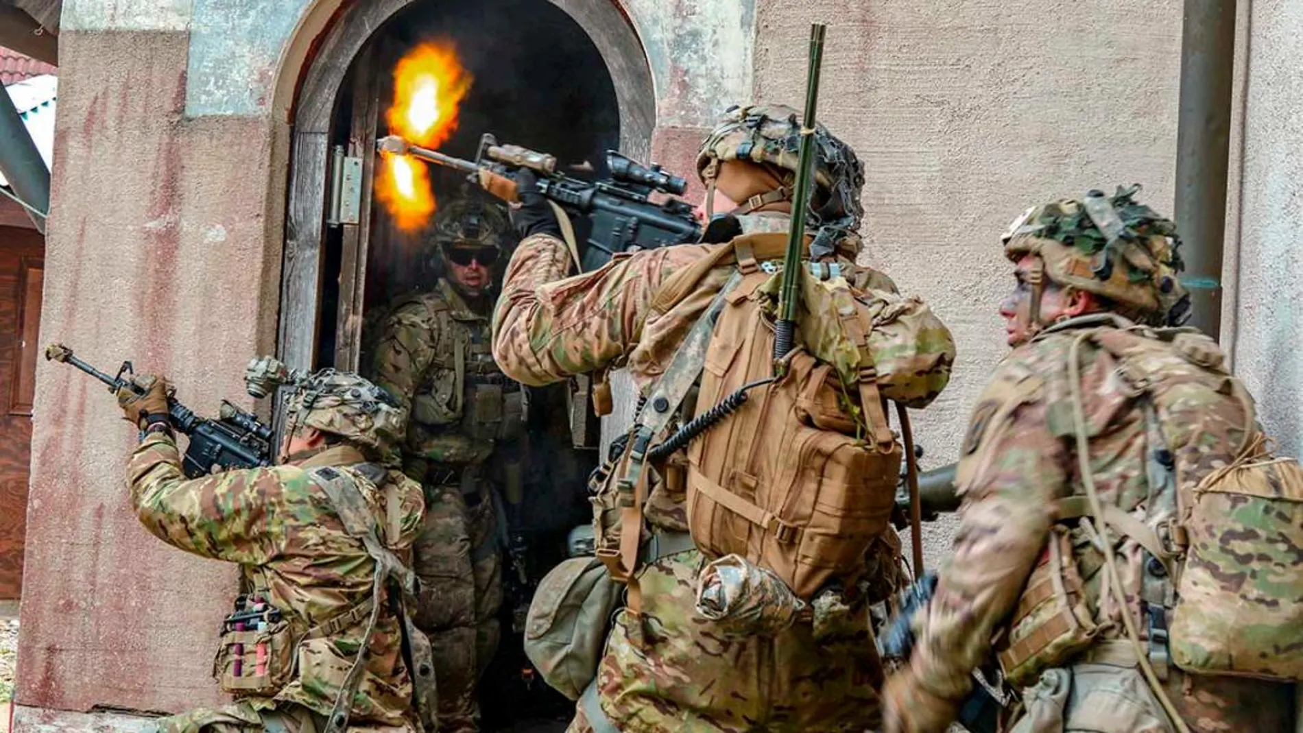 Soldados del Regimiento 503 de Infantería y del Equipo de Combate 173 en un simulacro. (U.S. Army photo by Cpl. Gabrielle Weaver)
