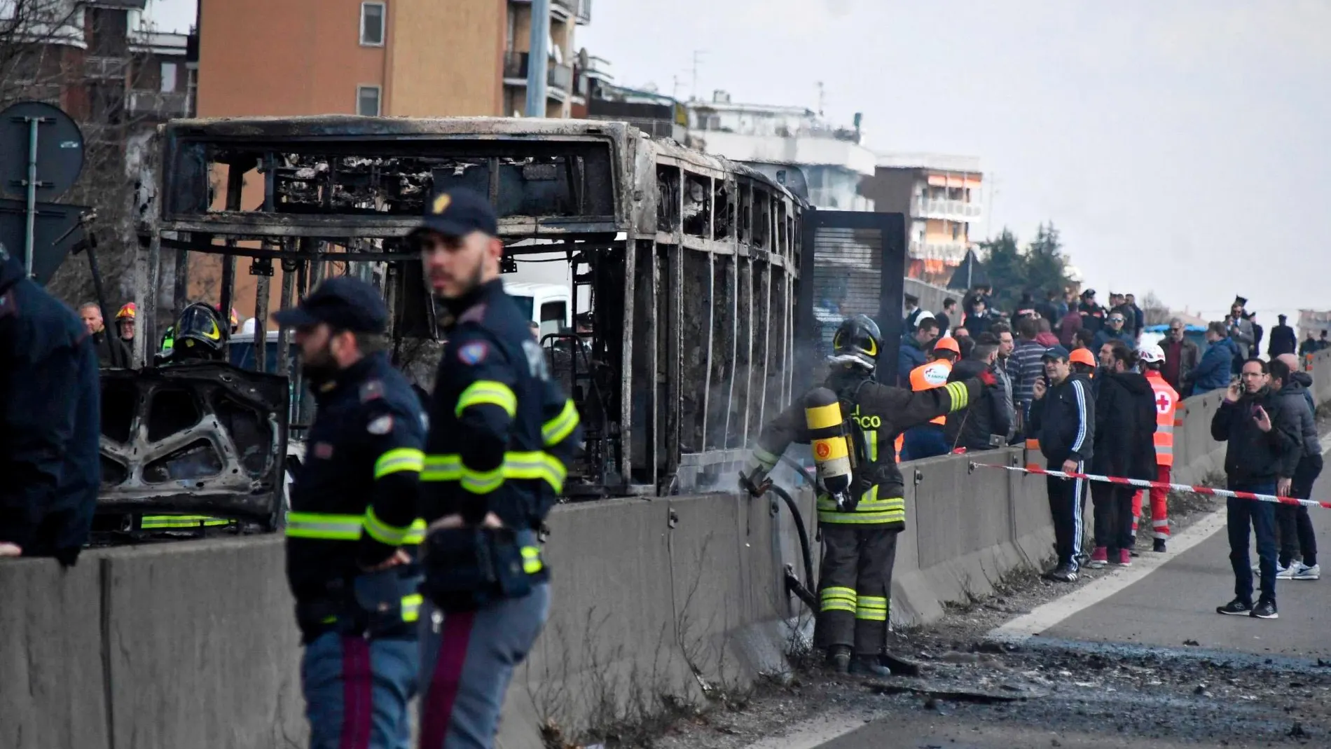 Los servicios de emergencia italianos junto al autobús calcinado