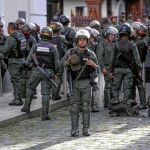 Soldados de la Guardia Bolivarniana custodian el Palacio Legislativo de Caracas que fue asaltado por grupos prochavistas el miércoles