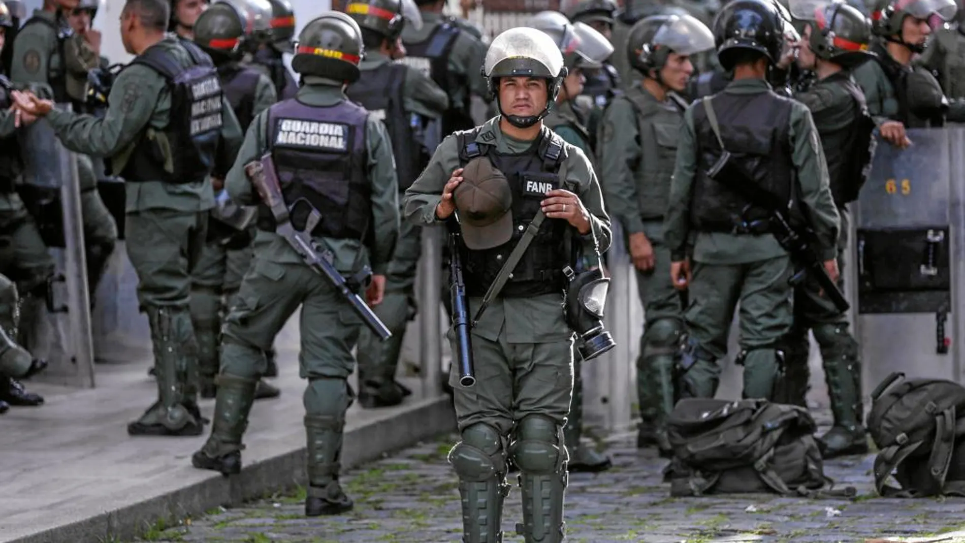 Soldados de la Guardia Bolivarniana custodian el Palacio Legislativo de Caracas que fue asaltado por grupos prochavistas el miércoles