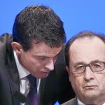 El primer ministro, Manuel Valls, y el presidente, François Hollande, ayer, en una reunión con alcaldes ayer en París