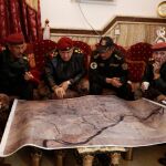 Militares iraquíes observan un mapa durante la lucha contra el Estado Islámico en Mosul.