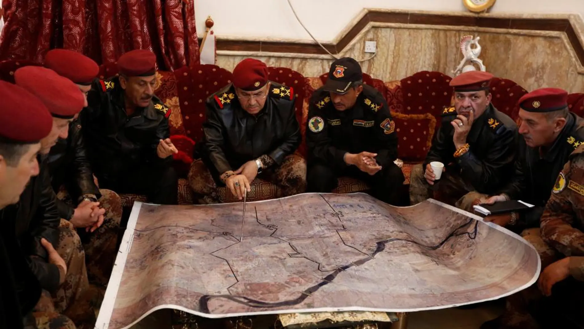 Militares iraquíes observan un mapa durante la lucha contra el Estado Islámico en Mosul.