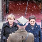 Merkel y su homóloga polaca, Beata Szydlo, pasan revista ayer a las tropas