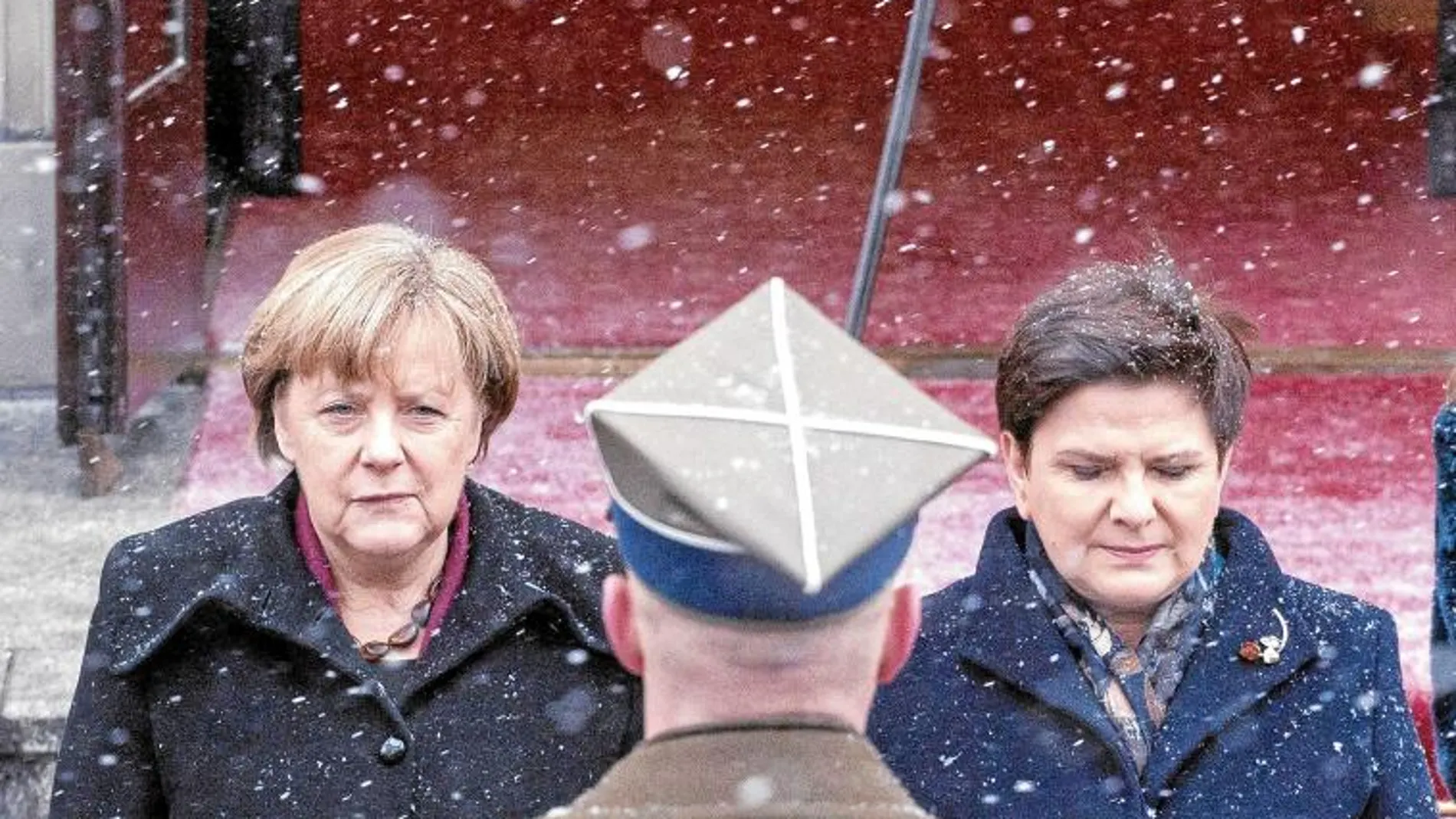 Merkel y su homóloga polaca, Beata Szydlo, pasan revista ayer a las tropas