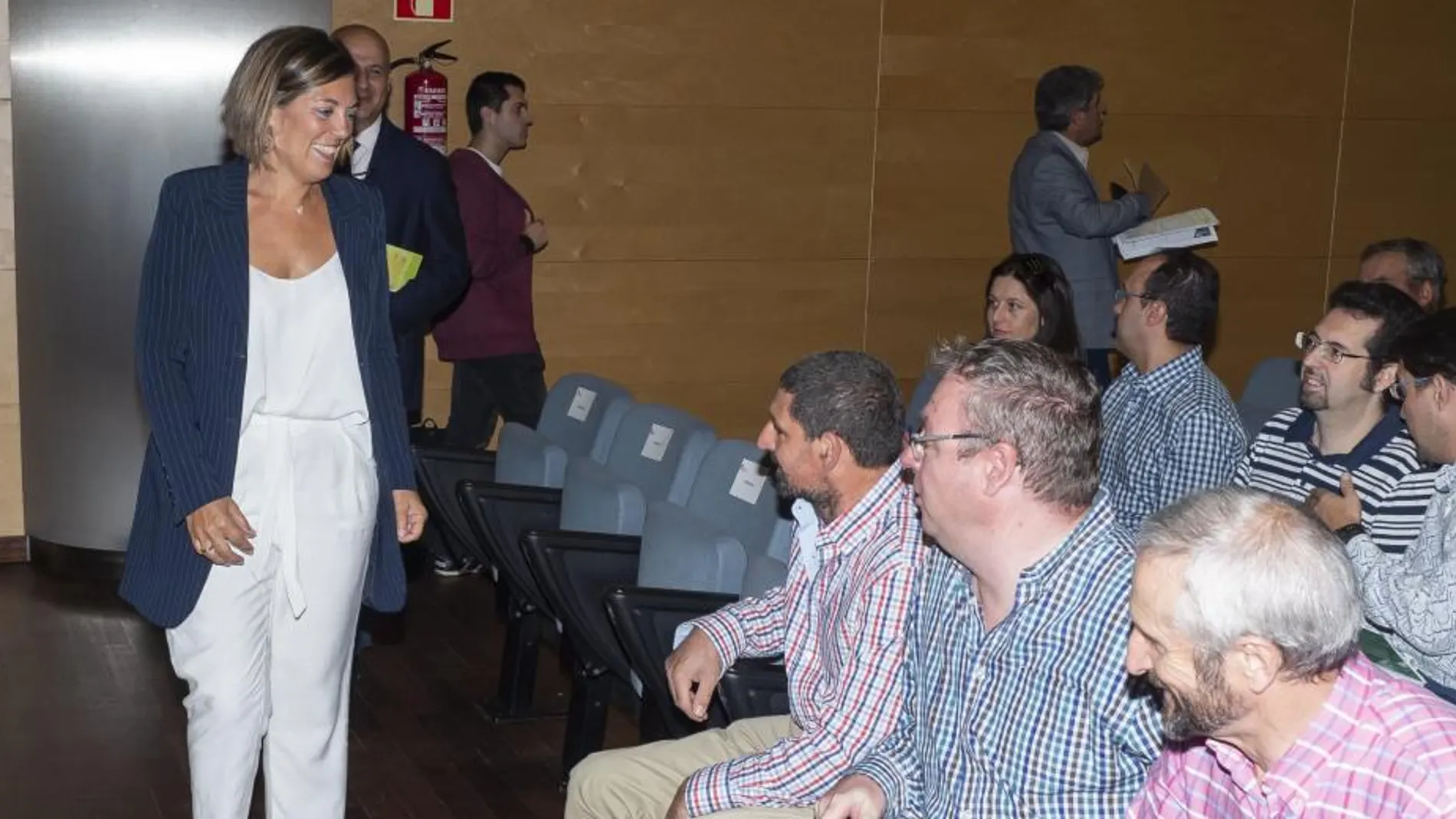 La consejera de Agricultura y Ganadería y portavoz de la Junta de Castilla y León, Milagros Marcos, saluda a los asistentes a la presentación del Simulador de Costes en el Sector Ovino