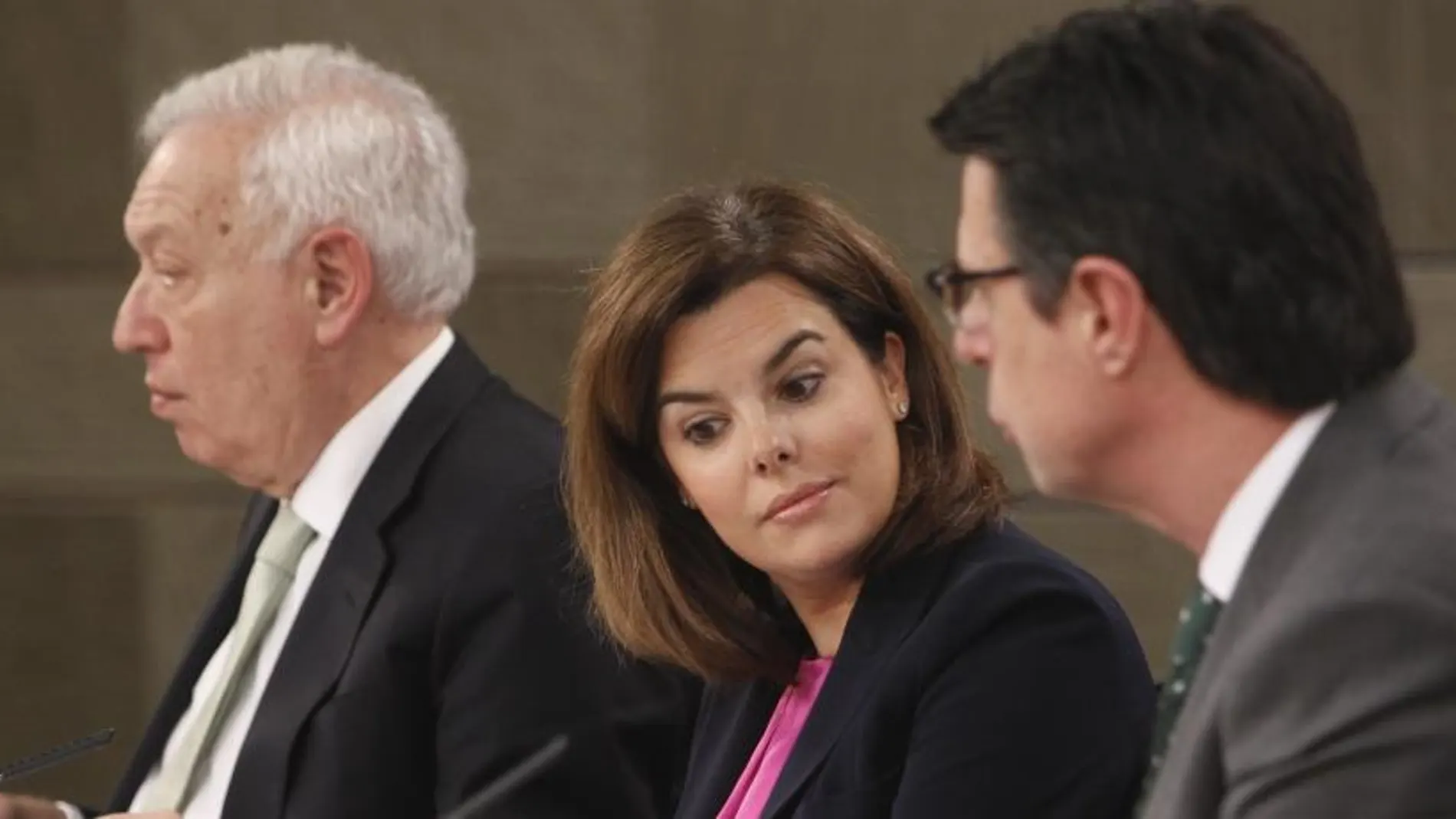 Morenés, Sáenz de Santamaría y Soria en la rueda de prensa tras la reunión del Consejo de Ministros