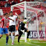 Los jugadores del Sporting, Bernardo Espinosa y el portero Iván Cuellar ante el delantero del Valencia, Álvaro Negredo