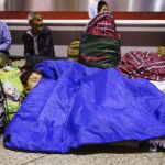 Un niño refugiado procedente de Afganistán duermen en la estación de tren de Múnich a última hora de ayer