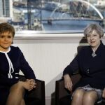 Theresa May y Nicola Sturgeon durante la reunión en Glasgow