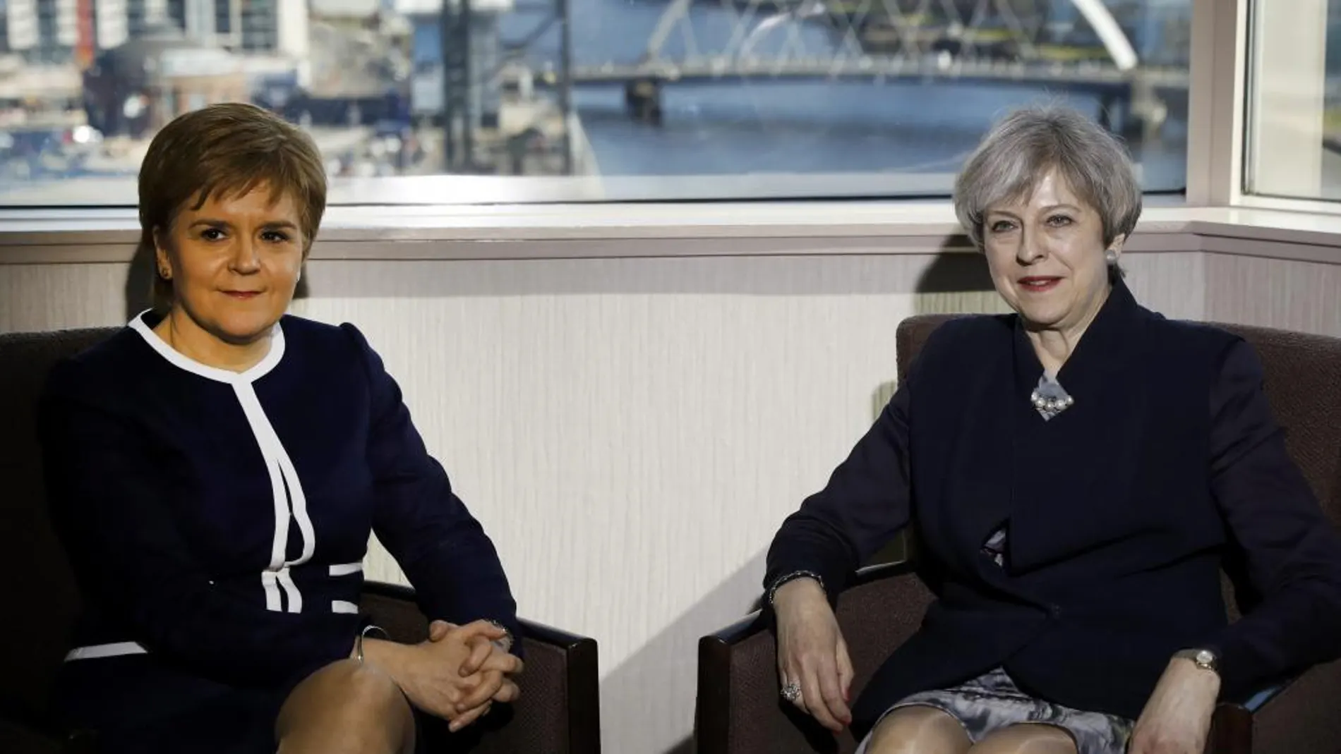 Theresa May y Nicola Sturgeon durante la reunión en Glasgow