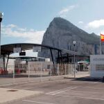 Una bandera española ondea en junto a Gibraltar/ Foto: Reuters