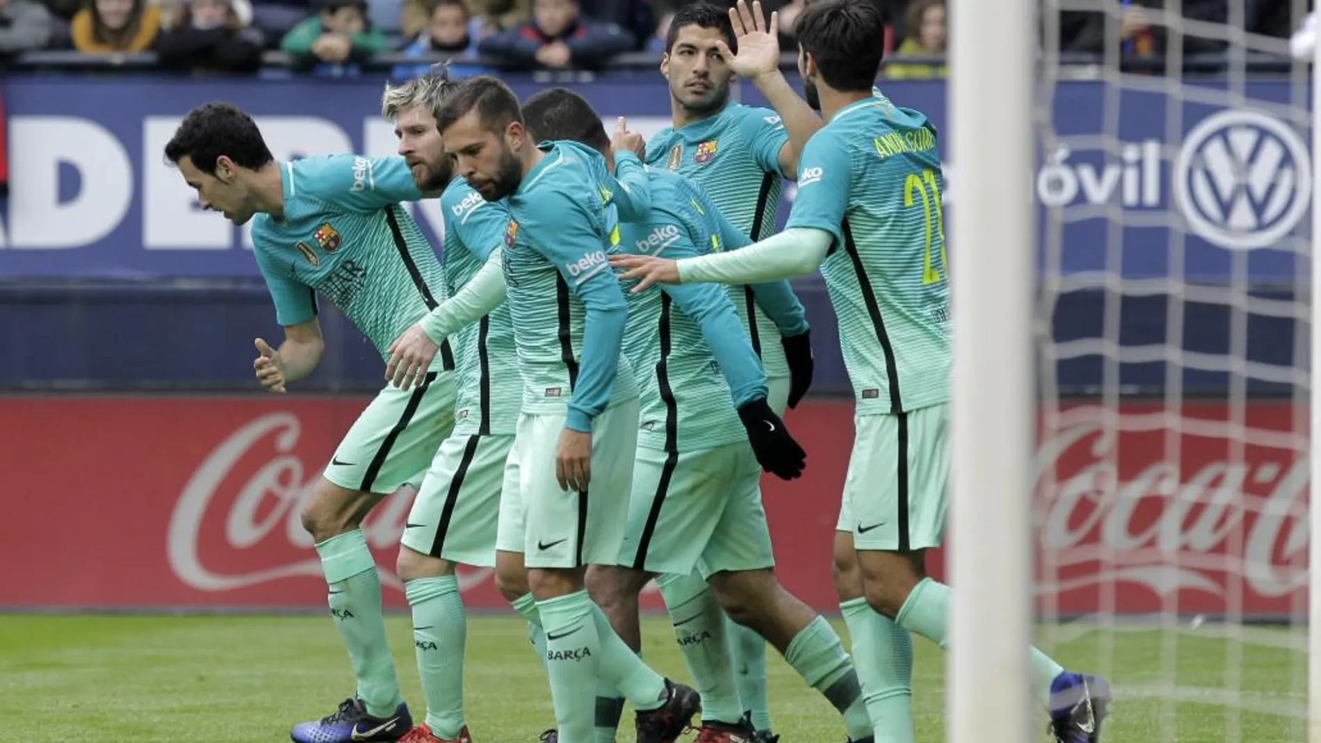 Luis Suárez (2d), celebra con sus compañeros el gol conseguido ante Osasuna, el primero del partido.